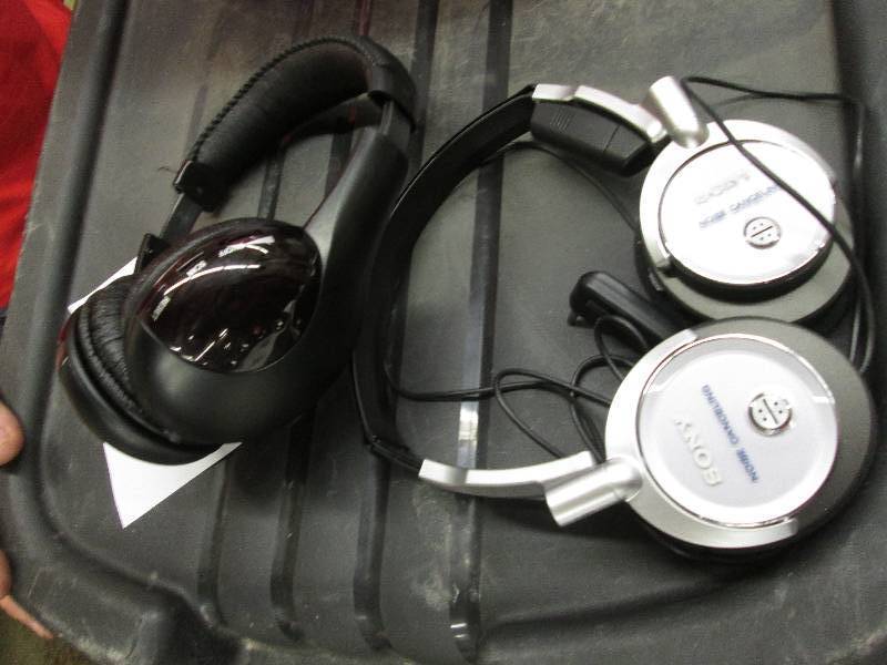 Sony Noise Canceling Head phones, e...