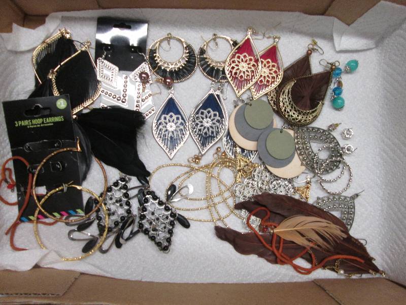 Lot of assorted earrings...