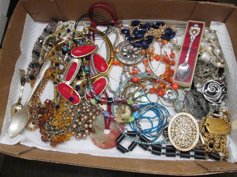 Lot of costume jewelry, collectible...