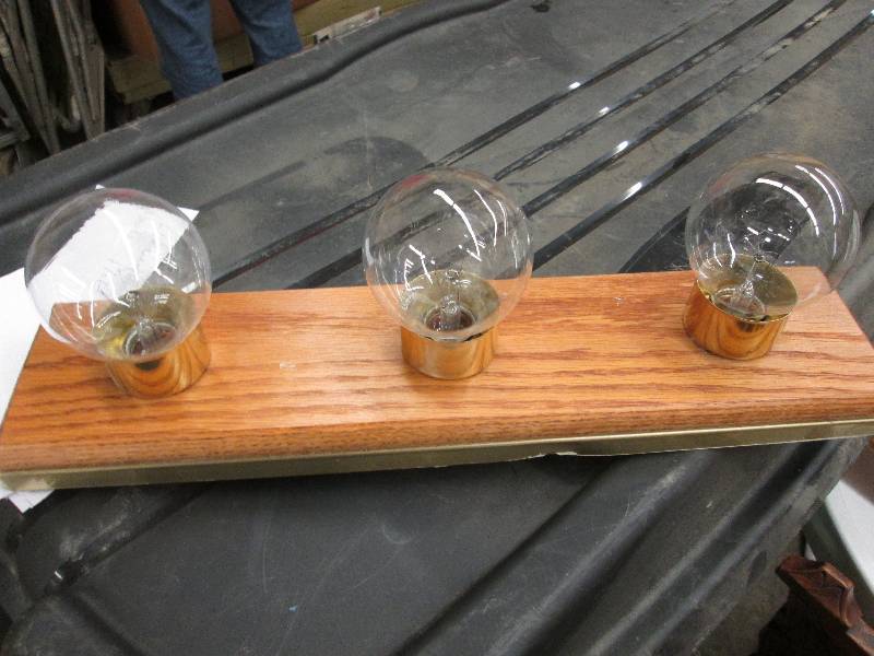 Wooden 3 light bar...