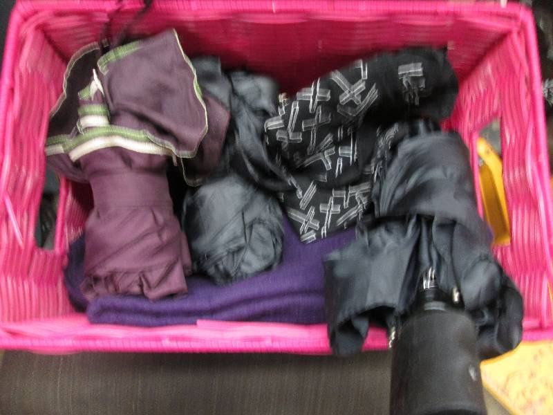 3 umbrellas, cloth handerkerchiefs,...