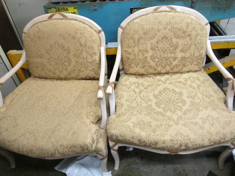 Lot of 2 extra wide chairs, 1 needs...