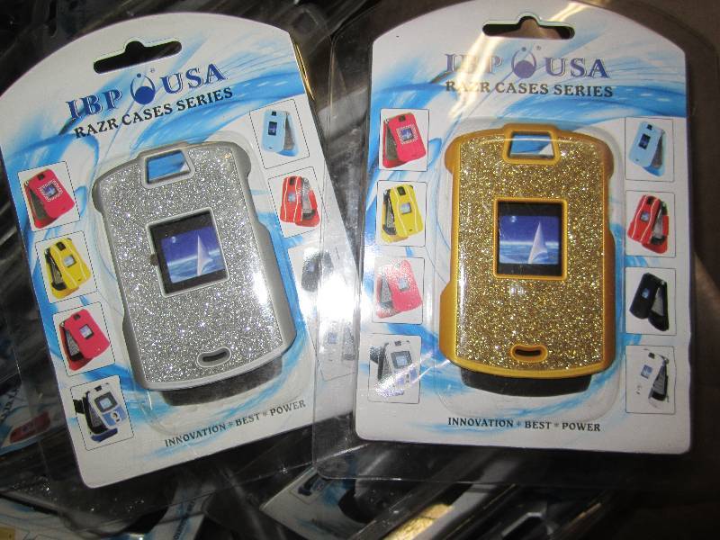 2 boxes of Razr sparkle cases...