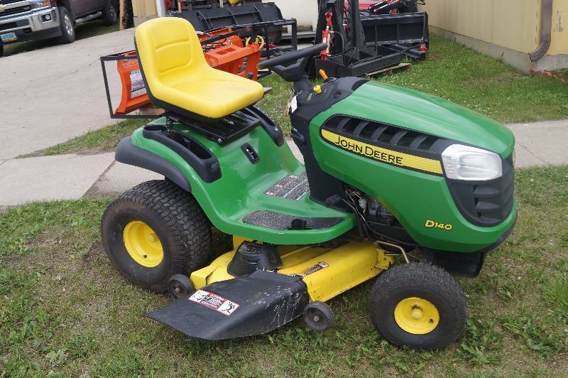 lot 12 image: John Deere Garden Tractor