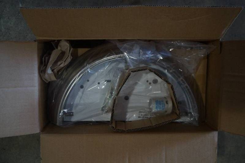 lot 21 image: Wall Sconce Light Fixture
