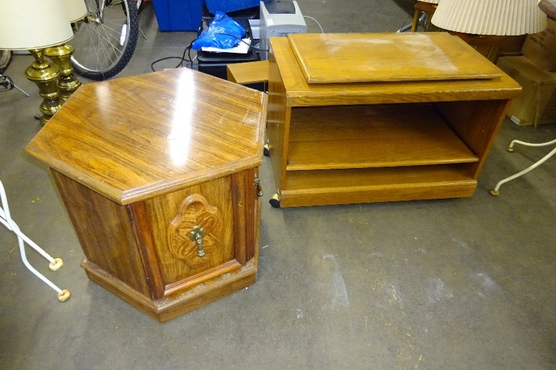 lot 88 image: End table octagon 22 14 round x 20 12 h