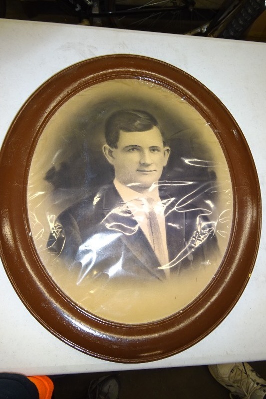 lot 102 image: 19 34 Oval raised picture frame