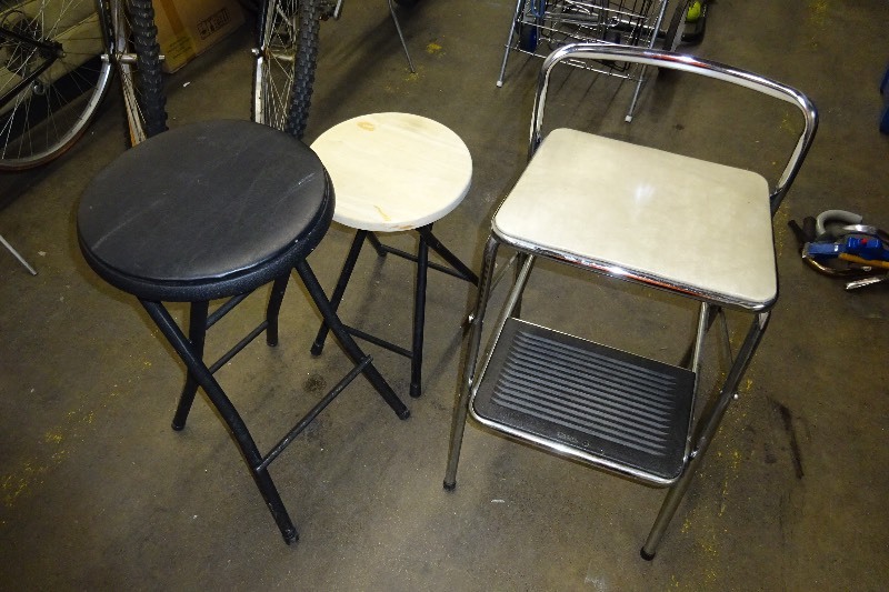 lot 131 image: 2 stools round