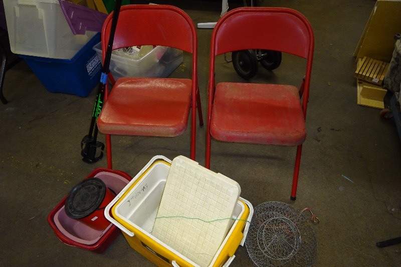lot 133 image: 2 folding chairs, cooler
