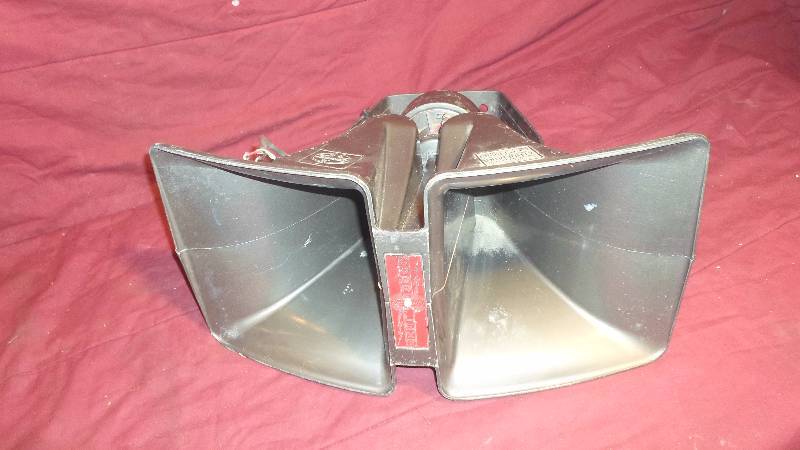 lot 35 image: Universal Cobreflex-2 Speaker wmount