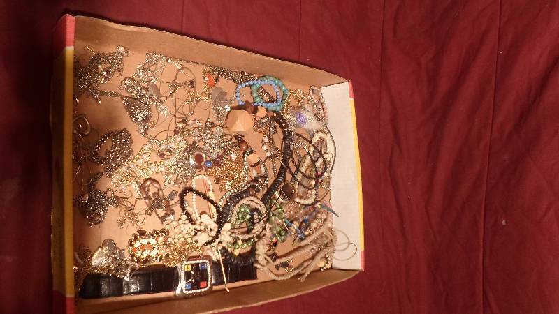 lot 42 image: Flat of Jewelry lot 3