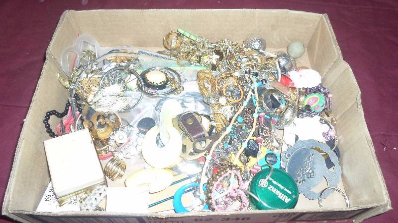 lot 44 image: Flat of jewelry lot 5