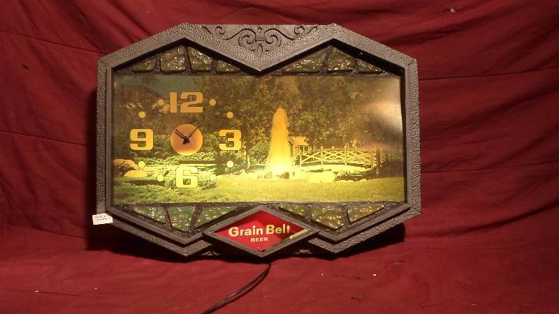 lot 6 image: Rare Grain Belt Lighted Clock Sign