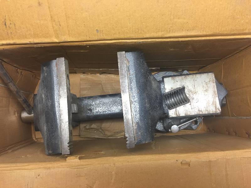 lot 60 image: 6 BENCH VISE