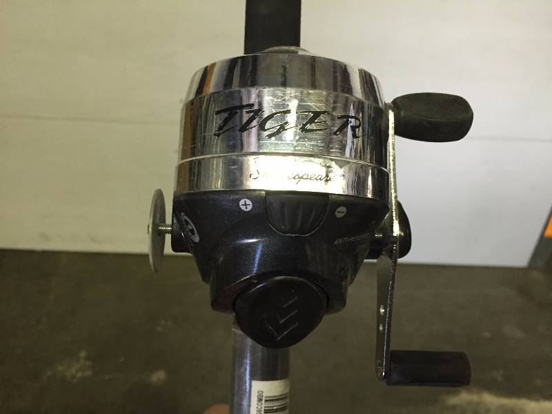 SHAKESPEARE 6 6  MED-HEAVY FISHING POLE WITH REEL