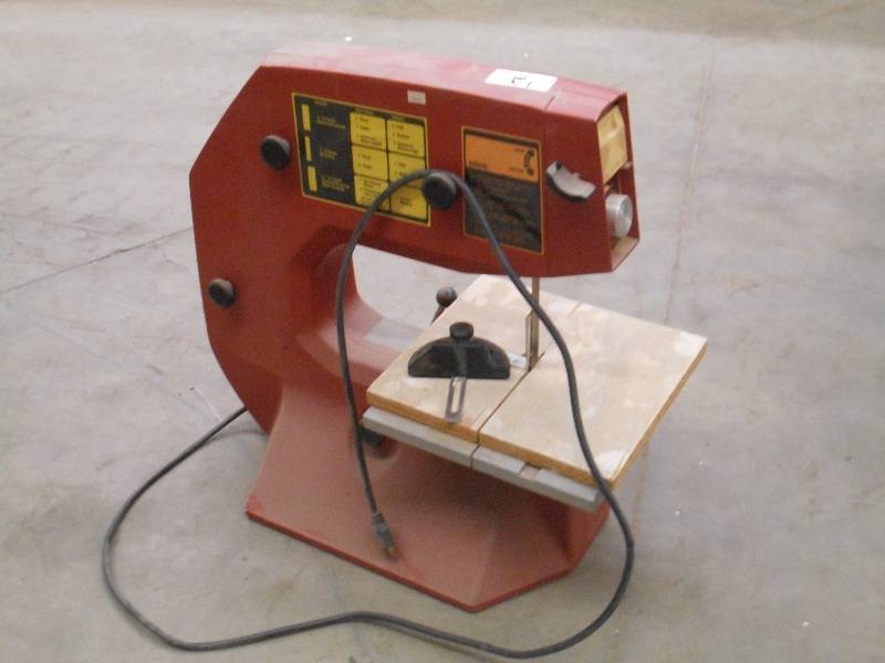 lot 12 image: 120Volt Benchtop Variable Speed Ban...
