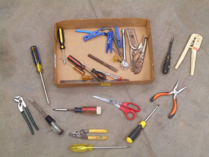 lot 17 image: Flat Of Assorted Hand Tools...