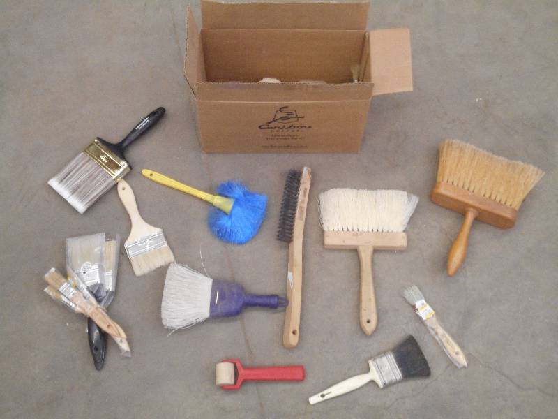 lot 50 image: Box Of Assorted Brushes & Etc ...