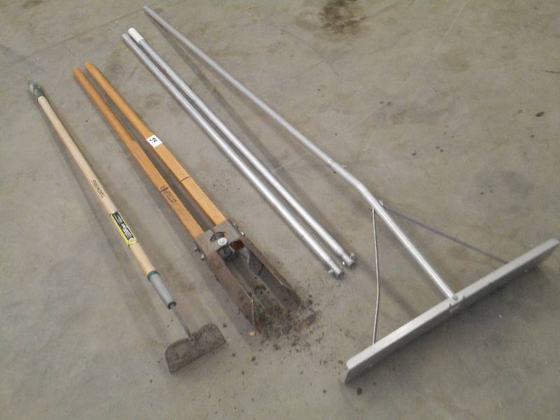 lot 59 image: Lot Of Garden Hoe, Post Hole Digge...