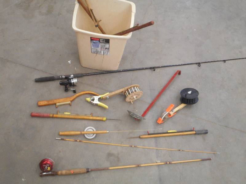 lot 79 image: Bucket Of Misc Ice Fishing Equipmen...