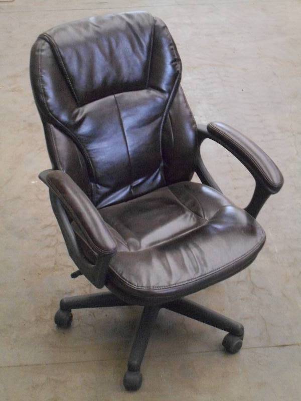 lot 104 image: Nice Adjustable Rolling Leather Off...