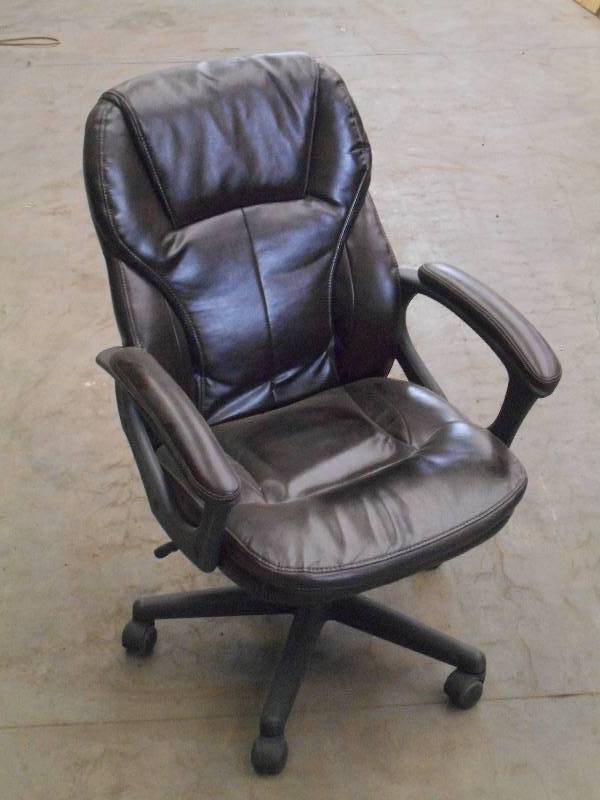 lot 105 image: Nice Adjustable Rolling Leather Off...
