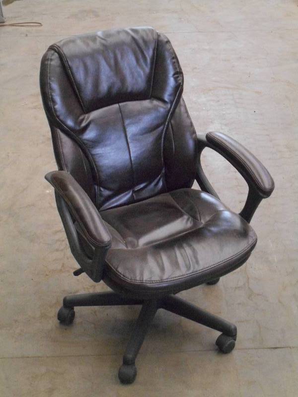 lot 106 image: Nice Adjustable Rolling Leather Off...