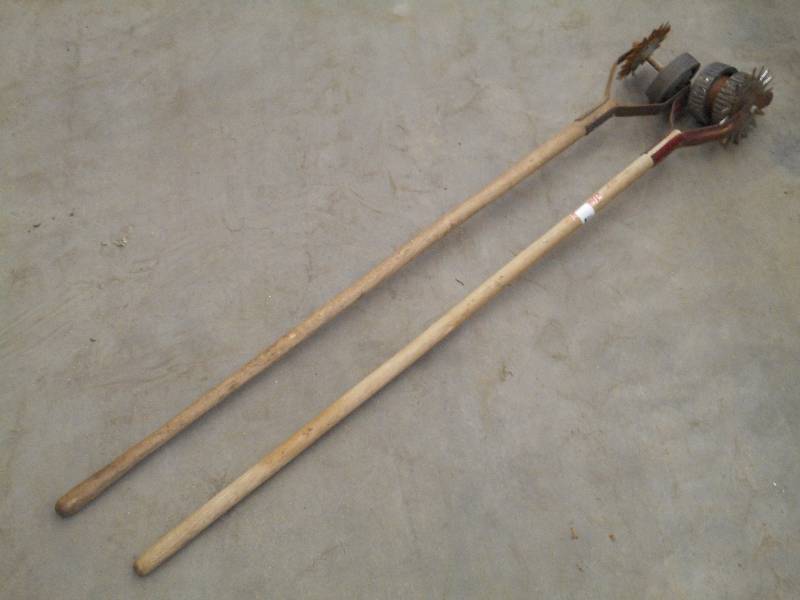 lot 117 image: (2) Garden Seader Tools...