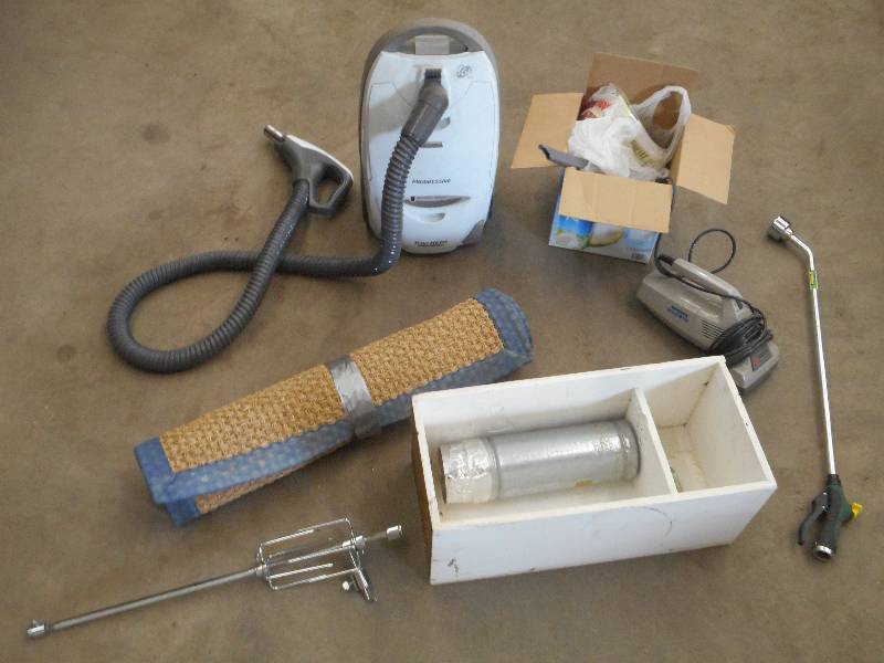 lot 125 image: Lot Of Handheld Vac, Hose Sprayer,...