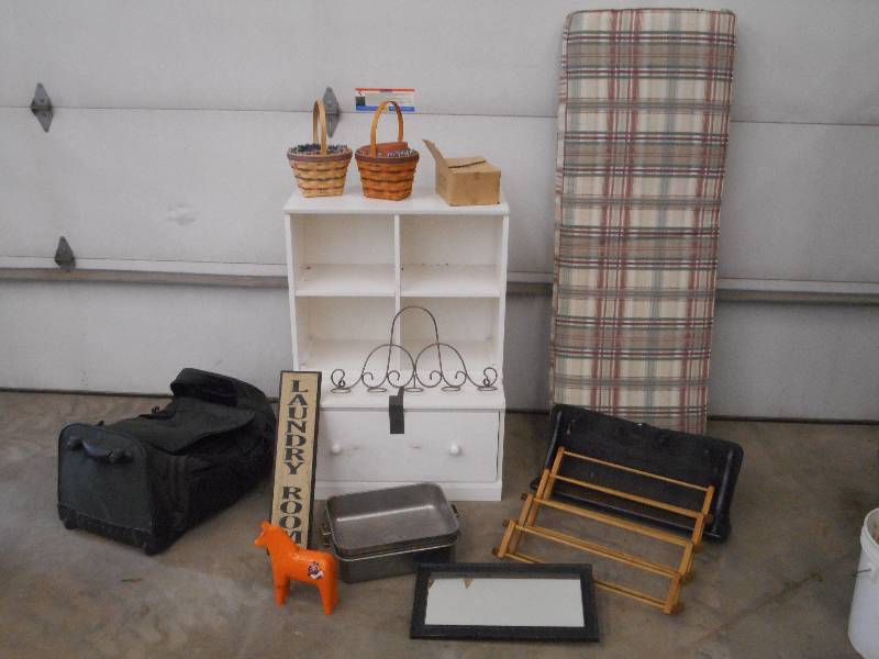 lot 128 image: Lot Of Household Dcor, Wooden Or...