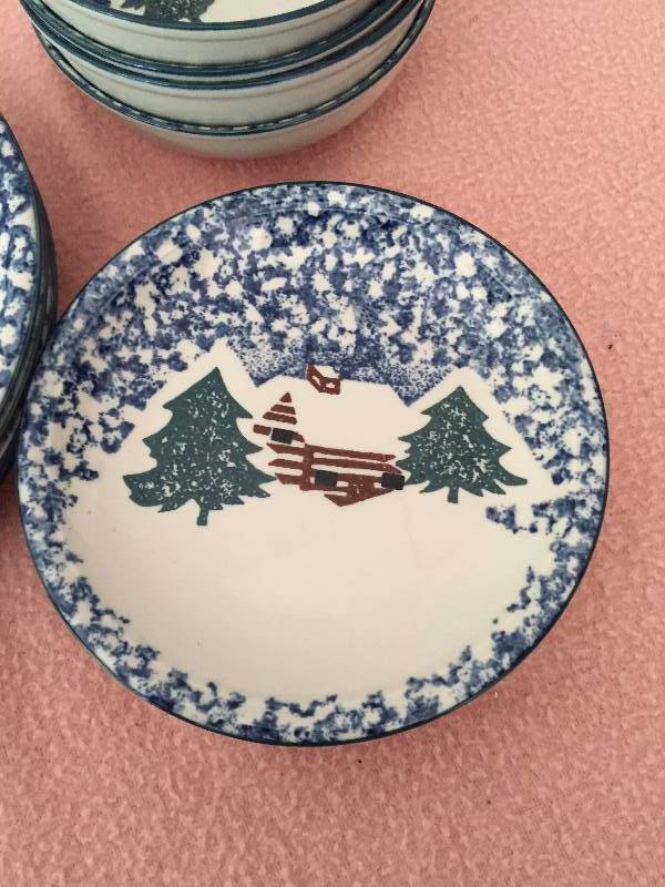 lot 15 image: 12 Piece Folkcraft Cabin In The Snow Excellent Condition