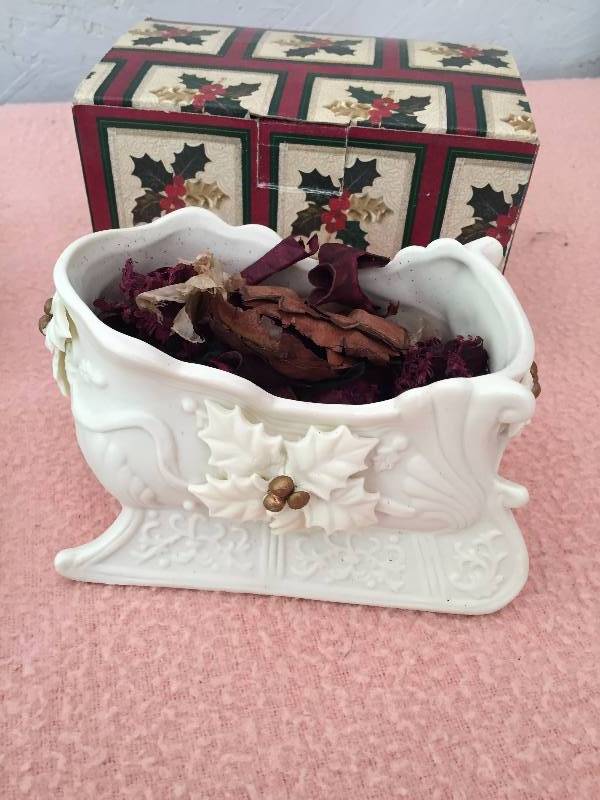 lot 24 image: New In Box Holiday Keepsake Stoneware - Excellent No Chips or Cracks