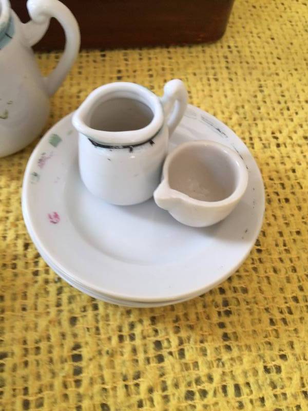 lot 29 image: Vintage Childrens Tea Sets