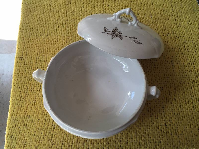 lot 30 image: Vintage Collectible T&R Boote MAde in England Casserole Dish With Lid - Great Shape For Age No Chips
