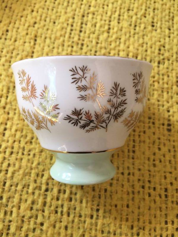 lot 32 image: Vintage Beautiful Highend Collectible 3 COLCLOUGH Tea Cups & Saucers - Made in England - Excellent Condition - No Chips