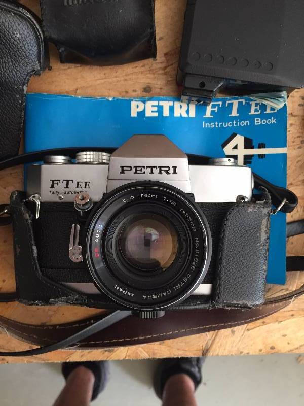 lot 76 image: Vintage 35 MM Camera Equipment & Retro Leather Bag - Working