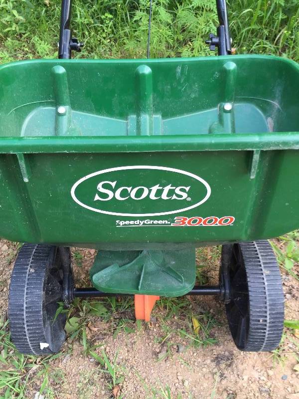 lot 85 image: Fertilizer Spreader