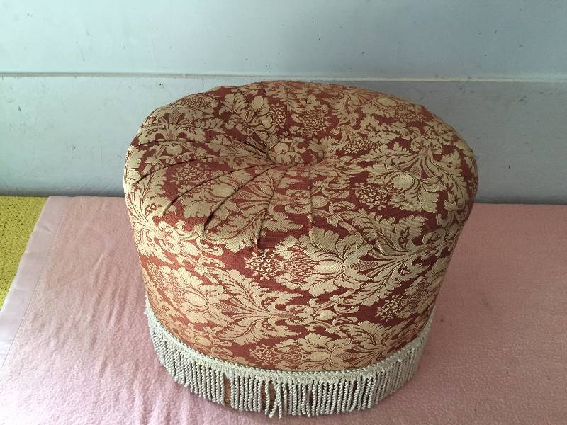 lot 100 image: Beautiful Vintage Bedroom Boudior Shabby Chic Ottoman
