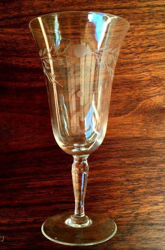 lot 43 image: 10 Vintage Collectible Etched Champagne Wine Glasses - Excellent Condition - No Chips