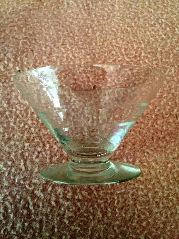 lot 47 image: Vintage Collectible Cut Swirl Sherbet & Small Juice Tumbler Glasses - Excellent Condition - No Chips