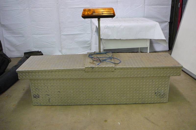 ALUM TOOL BOX WITH CAUTION LIGHT