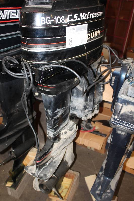 lot 8 image: Mid 1980s Mercury Outboard Boat Motor w Power Tilt