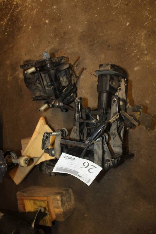 lot 26 image: 1980s Mercury 25 Outboard Boat Motor w Tiller