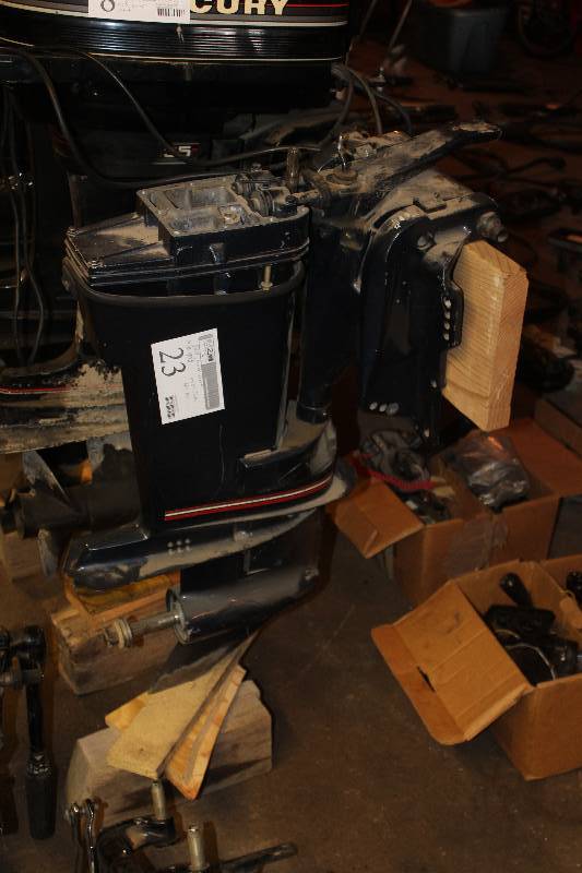 lot 23 image: 1990s Evinrude 40 Outboard Boat Motor