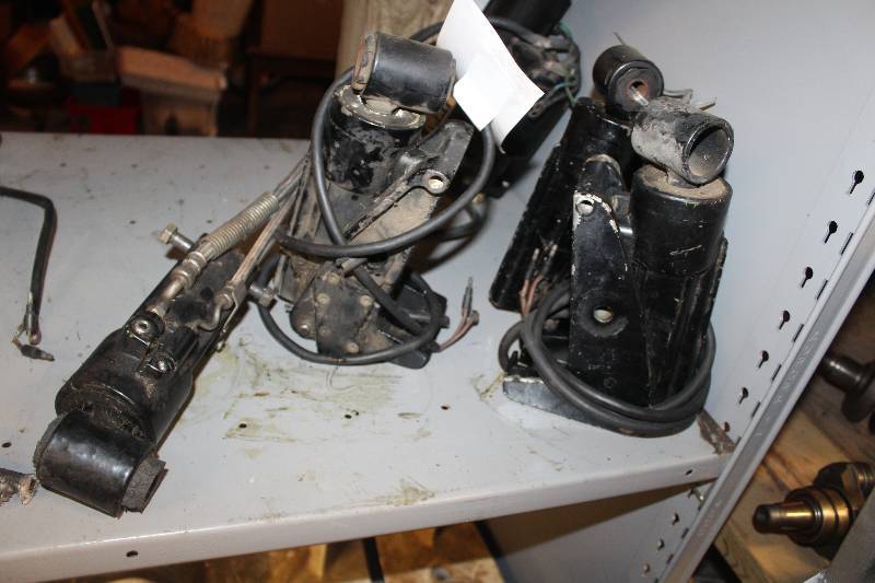 lot 45 image: Lot of (4) Mercury Outboard Boat Motor Power Tilt Ram