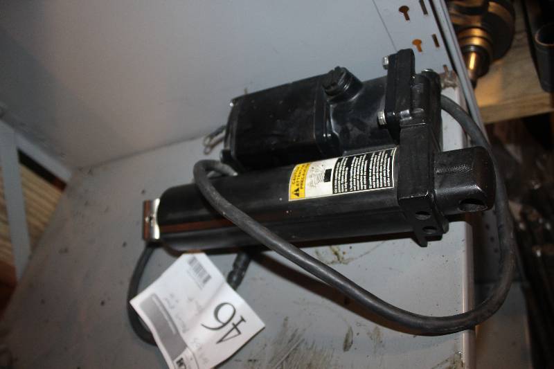 lot 46 image: 1990s Mercury Outboard Boat Motor Power Tilt