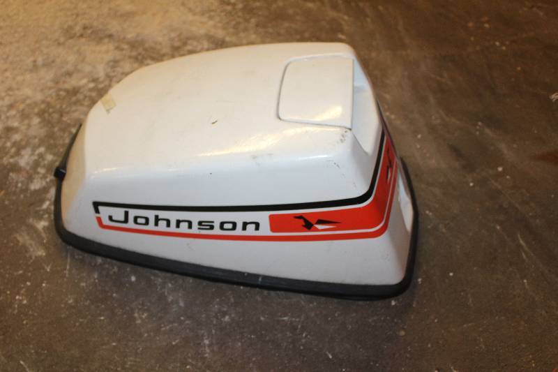 lot 175 image: Johnson 6 hp Outboard Boat Motor Top Cover