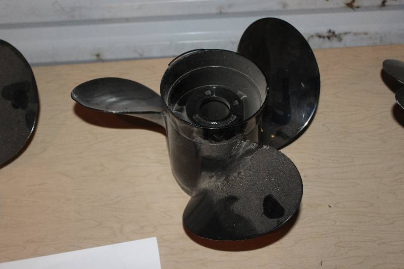 lot 146 image: MerCruiser Rebuilt 21 Pitch New Style Propeller