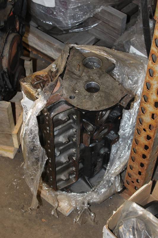lot 32 image: 1989 MerCruiser 4 Cylinder Block