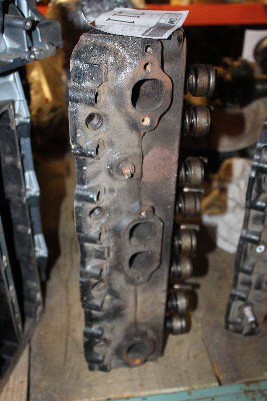 lot 211 image: MerCruiser V8 350 Head